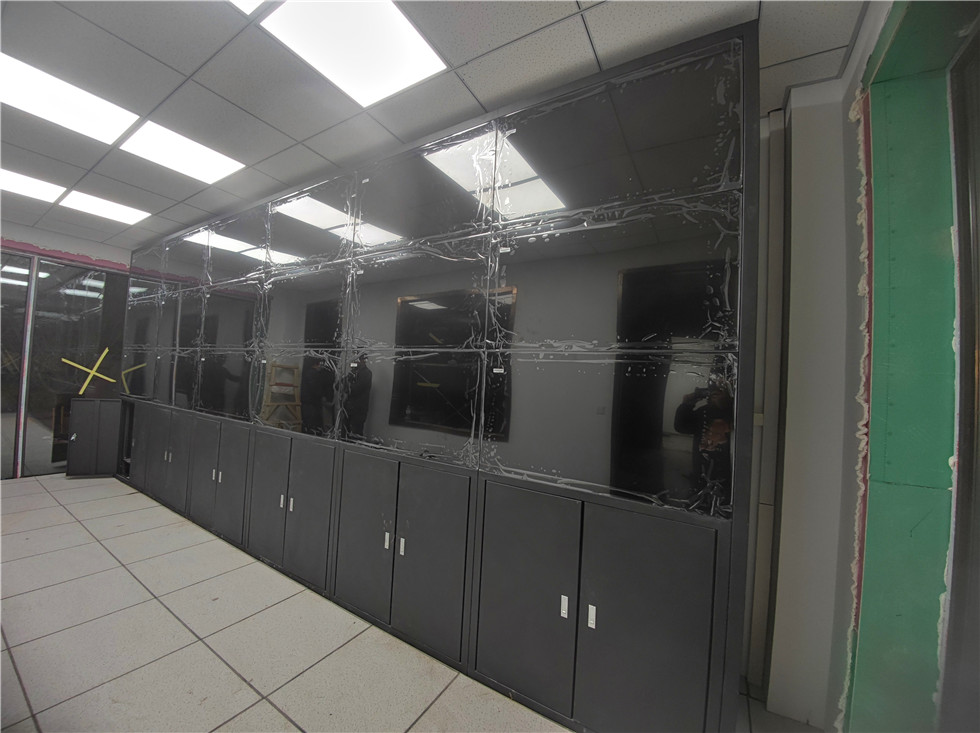 潍坊某小区监控室55寸3.5nm液晶拼接屏18台安装调试完毕