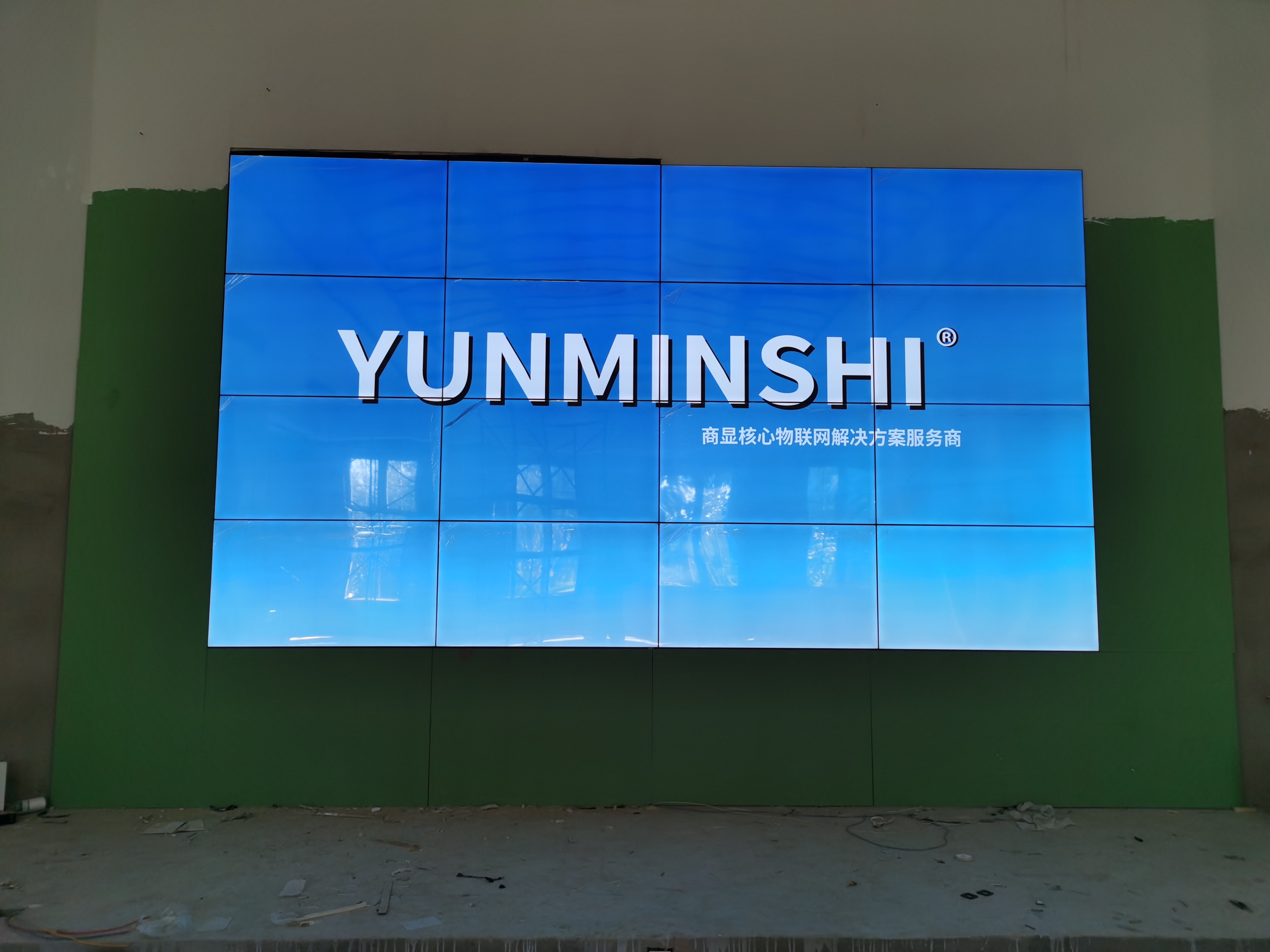 青岛某职业技术学院55寸3.5mm16台液晶拼接屏安装完工