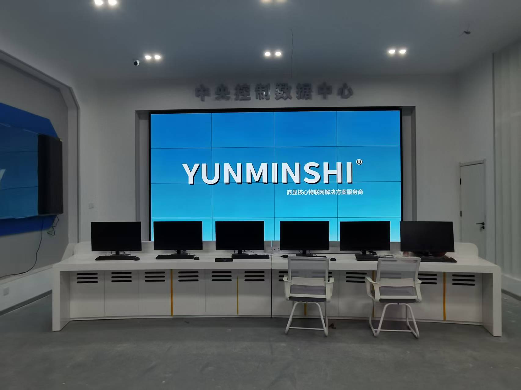 南京某高校55寸1.7mm16台拼接屏安装调试完工