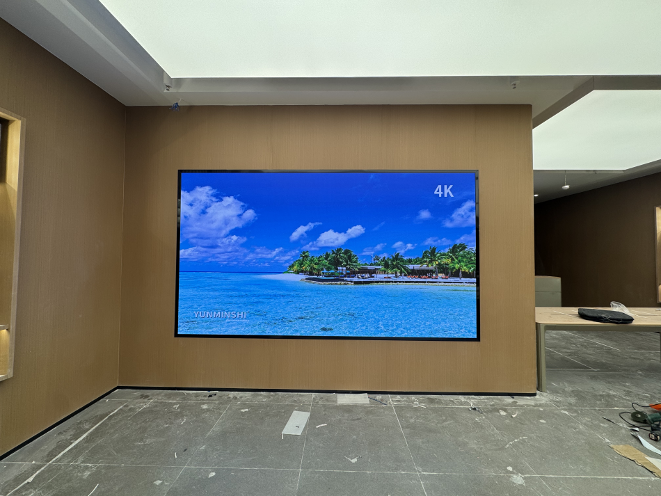 <b>济南某综合体手机卖场LED显示屏安装完毕</b>