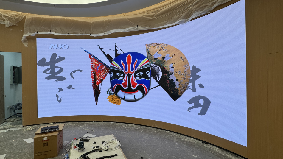 <b>济南某综合体临街LED曲面屏安装完毕</b>